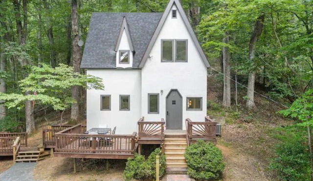 Inn at the Woods: Updated Cabin w/Mountain Views
