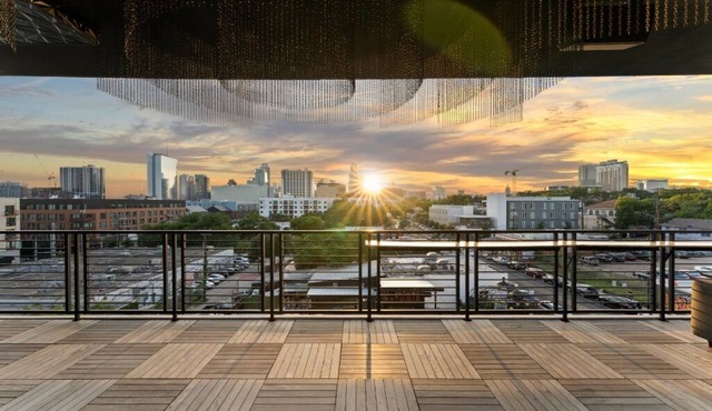 Inn Cahoots on 6th: 5BR/13BedsPool, Rooftop, Garden Bars, Walk to Everything!