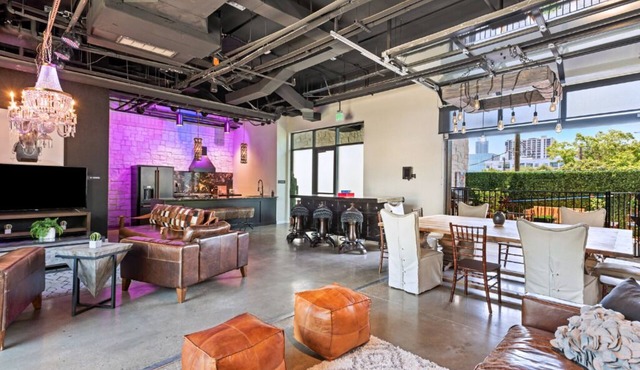 Inn Cahoots on 6th: 5BR/13Beds - Pool, Rooftop, Garden Bars, Walk to Everything