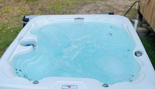 Inn Kognito 4 Modern Farmhouse, Fireplace, HOT TUB, Sauna, Fire Pit, game room