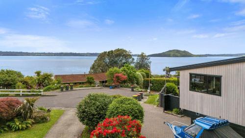 Inn Manahi - Cute One Bedroom with Sun Deck and Great Lake Views