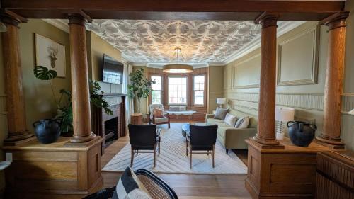 Inn on Main - Downtown Penthouse