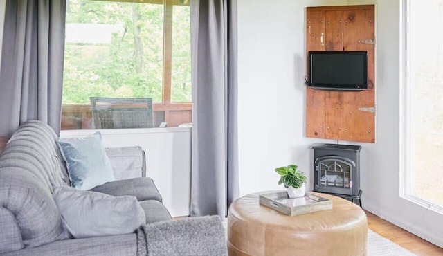 Inn The Orchard, Modern Log Cabin, on water edge