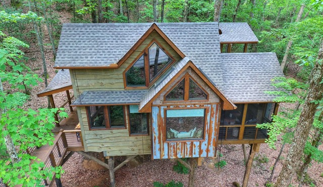 Inn The Ravine Luxury Treehouse *hot tub, fireplace, firepit, secluded*