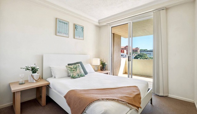 Inner-City 1-Bed with Pool & Spa