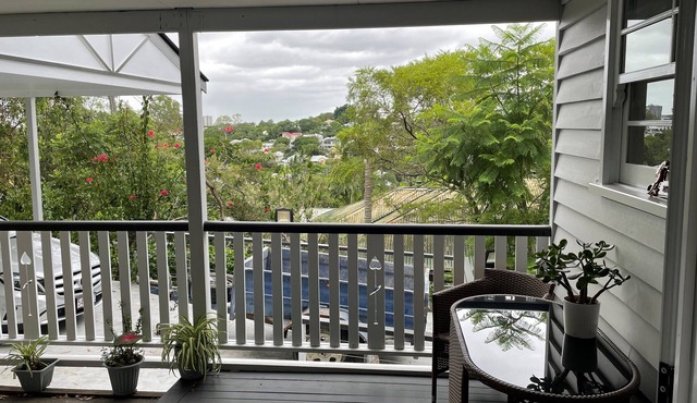 Inner-city 2Bedrooms 2Bathrooms modern apartment with full kitchen