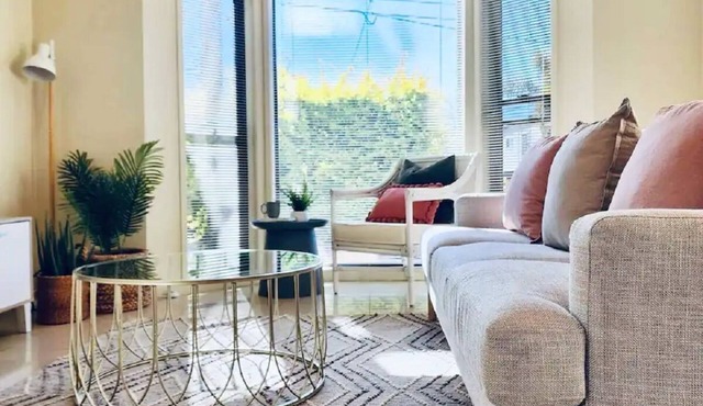 Inner City 3 Bedroom 2.5 Bath Parking Wifi