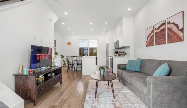 Inner-City Chic Urban Farmhouse 3 Bds and Ba