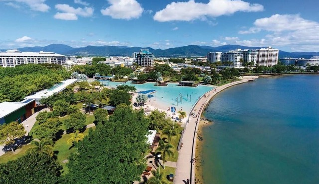 Inner City One Bedroom Apartment with Pool View 22