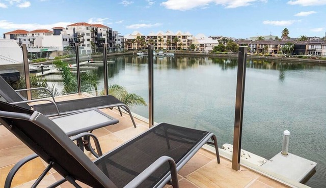Inner Harbour - Luxe townhouse with a water view