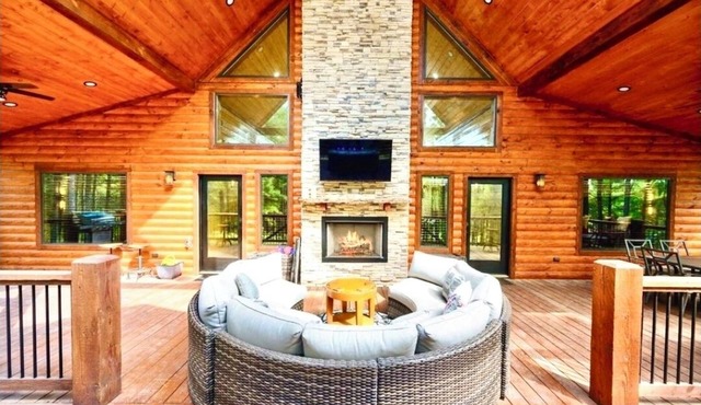 INNER PEACE Lux Cabin: XL Hot Tub 2Firplaces - The Perfect Getaway!