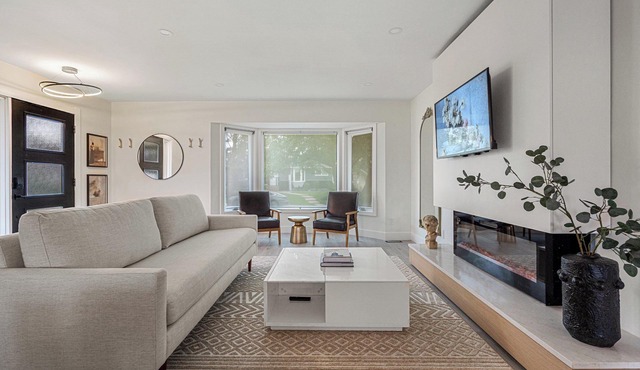 InnerCity | 4 bed 3 bath | AC | Poker | Xbox | Backyard BBQ | LRT | shops & eats