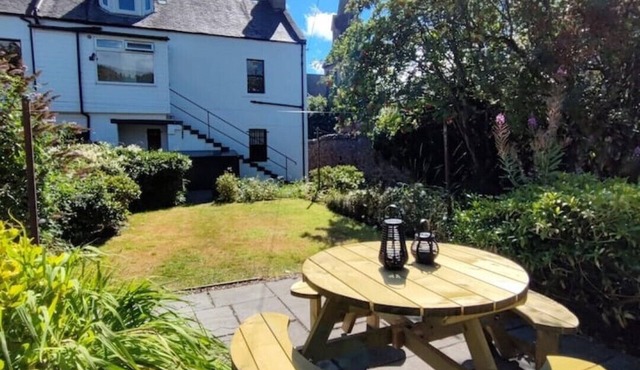 Innerleithen: 3 beds. Garden. Parking. Bike store