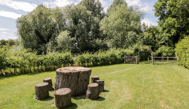 INNISFALLEN HOUSE, pet friendly, with open fire in Uffington