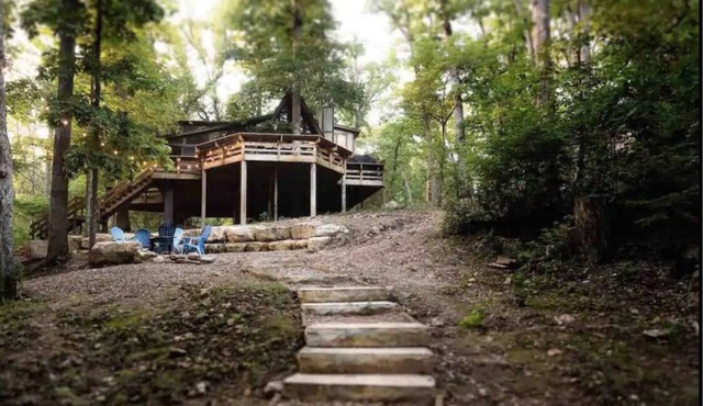 Innsbrook Falls Hideaway - Roomy lakefront Chalet w/spacious deck & firepit