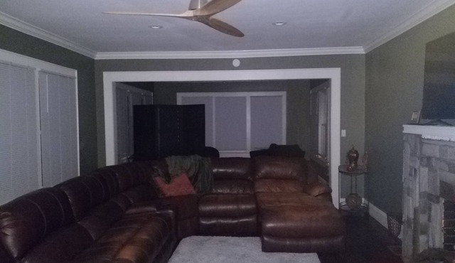 Inntownsuites- 2300 sq. ft. house, large rooms, Walking distance to restaurants.