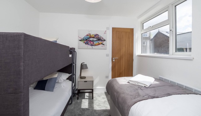 Innvigour Bespoke House - sleeps 20 guests in 6 bedrooms