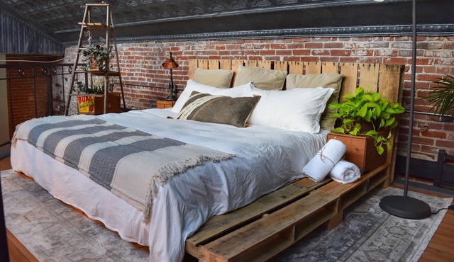 Insane Loft w/Movie Theatre + Jacuzzi + Free Parking