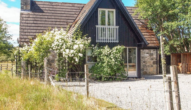 INSHCRAIG, family friendly, with open fire in Kincraig