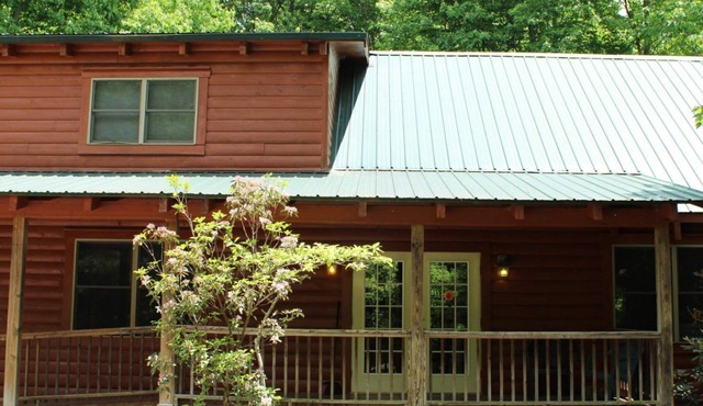 Insignificant Cabin: Spacious 5BR, 3.5BA Retreat with Hot Tub