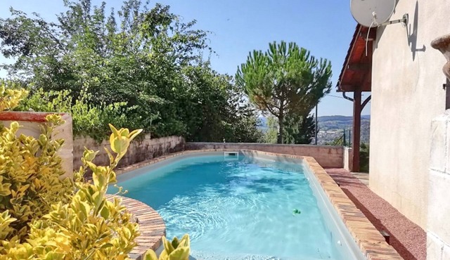 ★ INSOLITE: a house with atypical charm, with swimming pool ★