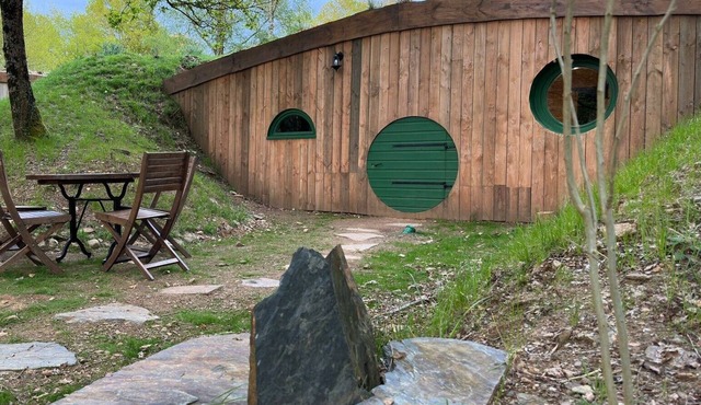 Insolite - Cabane Lena de Type Hobbit Saint Nicolas DES Eaux Face à la Rivière