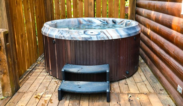 Inspiration- 2br/2ba Hot Tub-Wifi- Pets ok-Pool table- Fireplace-Free Activities