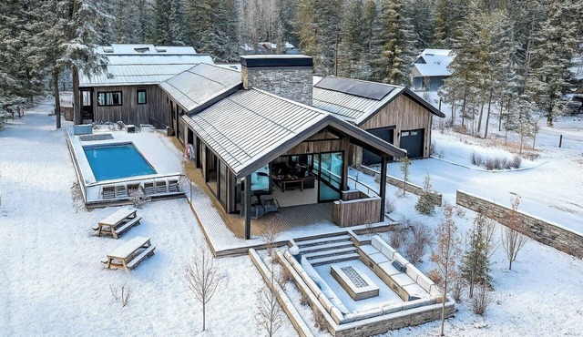 Inspired 9BD Compound | 8Ksqft Gated Retreat, Saltwater Pool/Spa + 1PM In/Out