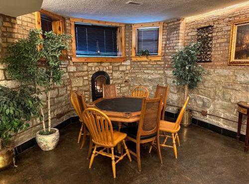 Inspiring Grotto Sleeps 10-20 Free TV & Parking