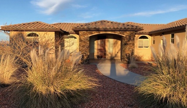 Inspiring views! Luxury, Serenity, Hot tub, Lake Powell, Antelope,EV Chg