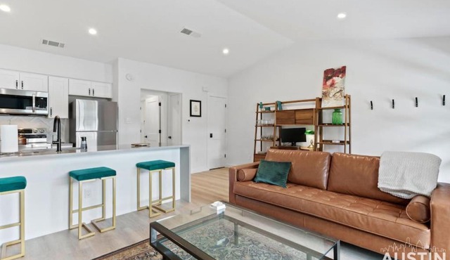 Insta-Ready Apartment in Barton Hills w King Bed