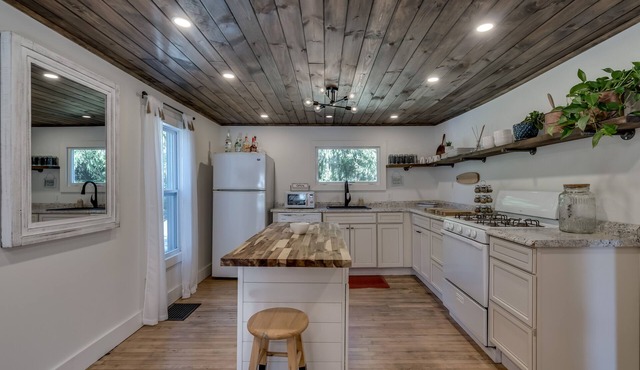 Insta-worthy, 3BR/2BA farmhouse w/wood stove in tranquil setting