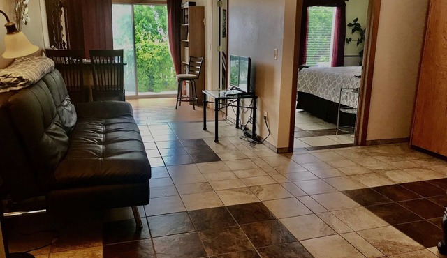 Insta-worthy Aprtmnt King Bed prime, Hottub AC Slps 6 near Flathead Lk & venues