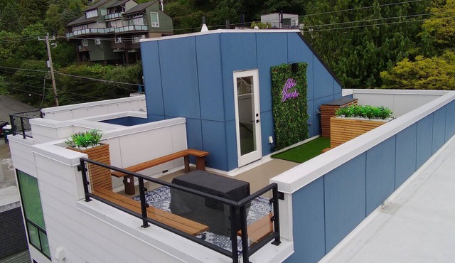 Insta-worthy Views, Wine, Rooftop Firepit on Beach