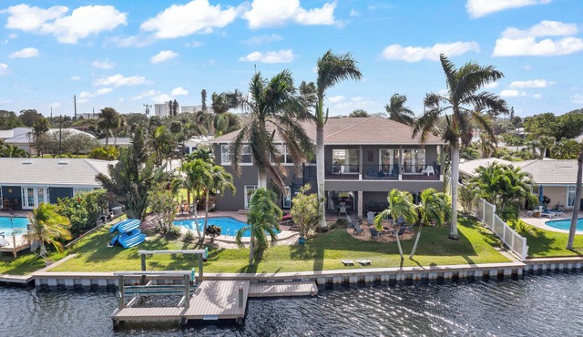 Insta Worthy! Waterfront Oasis-1 blk to beach-Kayaks-Fire Pit-Game Room