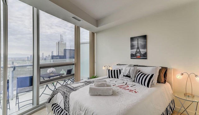 Instant Suites Penthouse 2BR Suite in ❤️ of Toronto Downtown