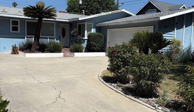 Insurance Rentals:Furnished 4+2 with enclosed backyard, s steel appliances