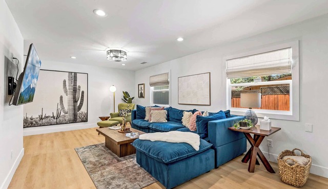 Int Designed | Single Level | Hottub | 5min to DT