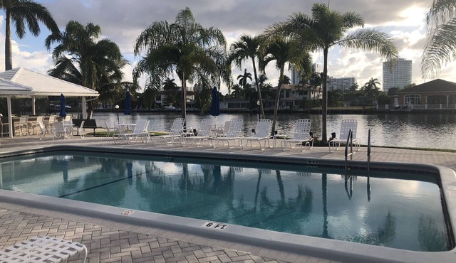 Intercoastal Condo walking distance to beach, restaurants and stores