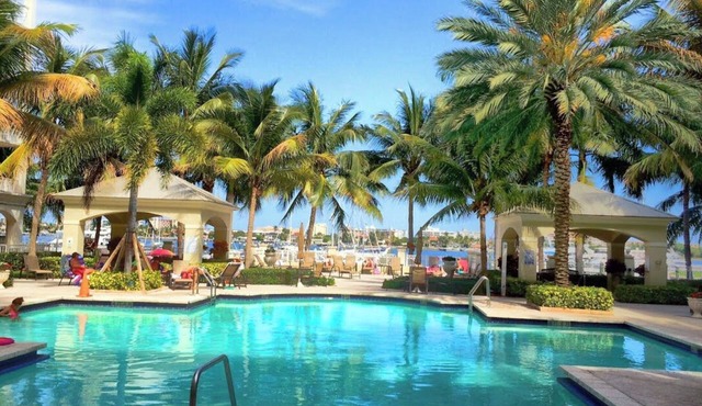 Intercostal Luxury Condo 5 mins from the Beach. 10min from Delray Beach.