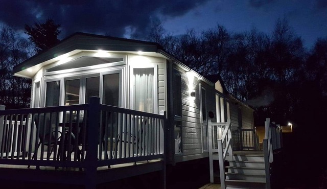 Interstellar - Luxury Hot Tub Lodge