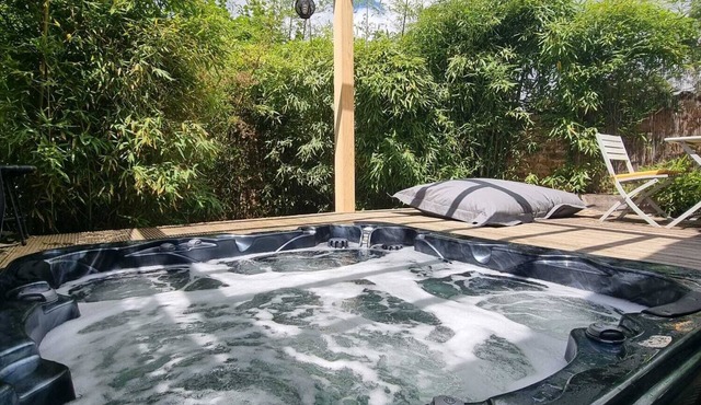 Intimate house with spa and sauna 30 minutes from Lyon. Relaxation and privacy.