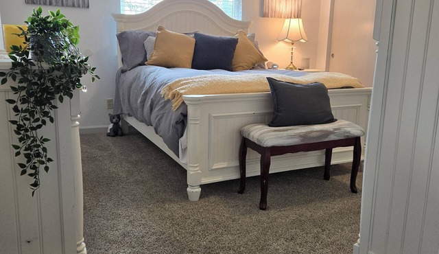 Intimate 2-bedroom cottage with WiFi, AC in awesome Elk Grove