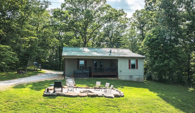 Intimate and Inviting 2 bedroom cabin with Hot Tub and Private River Access