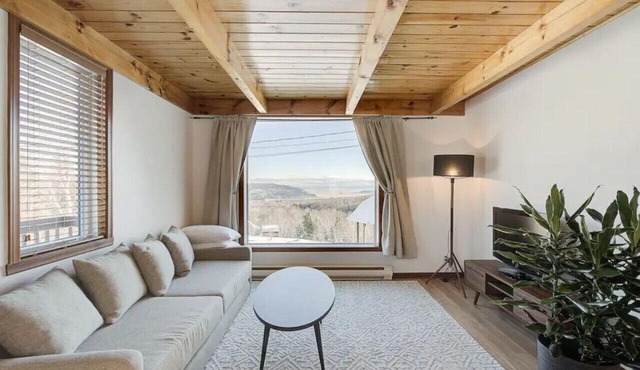 Intimate Apartment with Scenic Views