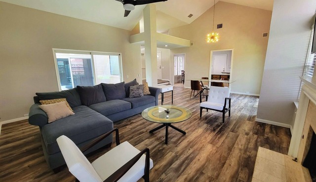 Intimate Bright Mid Century Modern w/High Ceilings in HEART of Dallas,