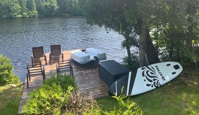 Intimate chalet, renovated, on the edge of the lake with direct access to snowmobile trails