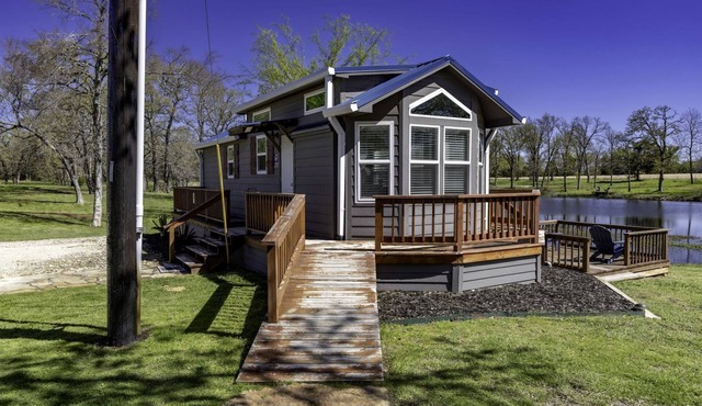 Intimate Chic Cabin Suitable for Four with Private Deck in Texas