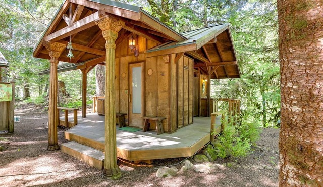 Intimate Creekfront Cabin with Private Sauna near Willamette National Forest