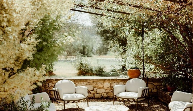 Intimate estate in the heart of Drôme Provençale